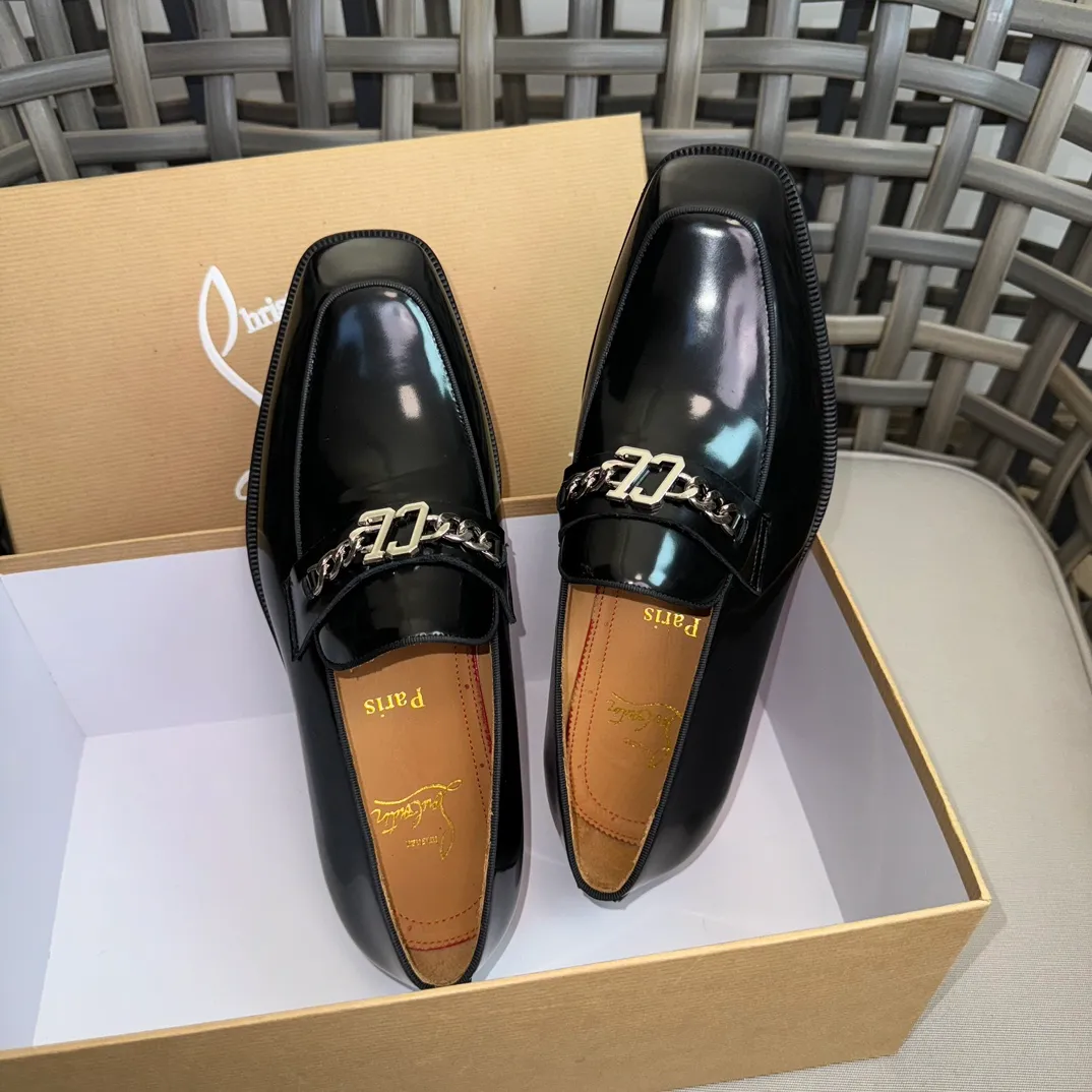 [CL red-soled shoes] Top P: 1020💰 Size 39-44 (⚠️38.45.46 custom-made, non-refundable and non-exchangeable) 🆑High-end men's business formal leather shoes, classic red-soled shoes | Fabric: Original imported first-layer cowhide, iconic rivet decoration | Lining: water-dyed cowhide lining Outsole: red cowhide outsole imported from Italy Brand: Christia*.Loubouti* 🆑 High-end men's business dress shoes | classic red soled shoes | Upper: original imported first layer cowhide iconic rivet decoration | Linning: Water dyed cow skin inner Outsole: red cowhide outsole imported from Italy Size: 39-44 (38.45.46 customized) Brand: Christia*.Loubouti*